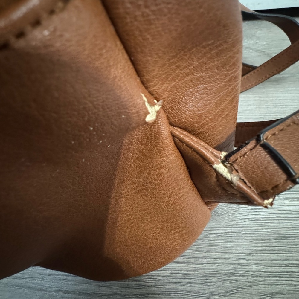 Backpack has few flaws on the side - Picture 4 of 14